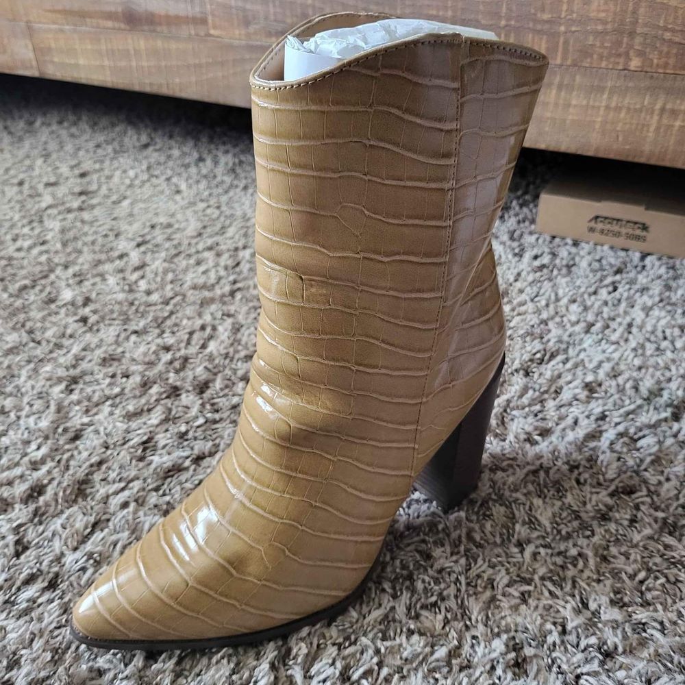 Qupid Slay-66 Women's Ankle Boots
